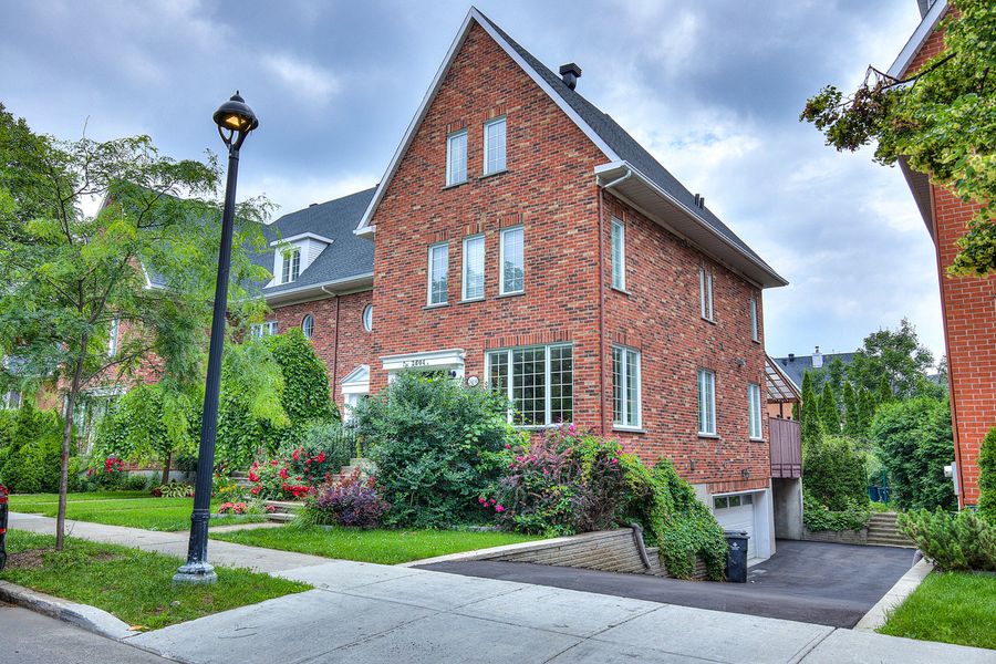 2604 Rue de Chamonix, sold